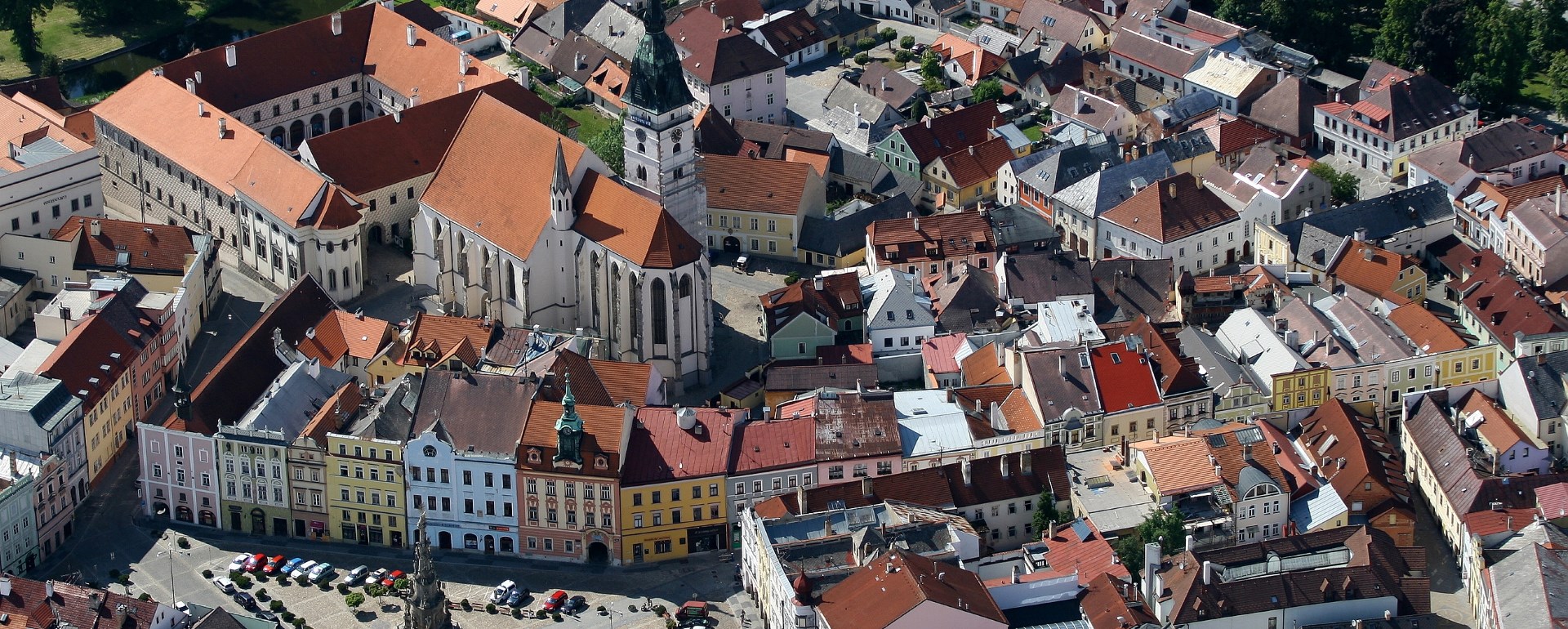 Historické město Jindřichův Hradec se pyšní překrásným historickým centrem a třetím nevěším památkovým areálem v Česku. 